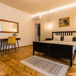 Boutique Rooms with Parking, Oradea program de funcționare
